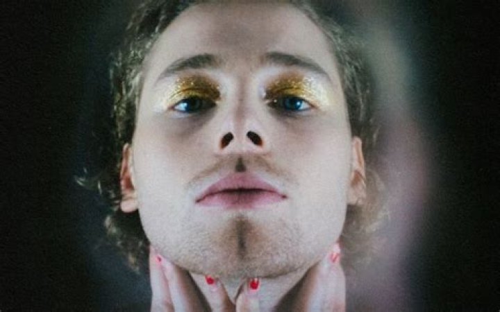 5SOS Drop ‘Easier’ Video & Fans Love Luke Hemmings’ Glitter Makeup – Hollywood Life