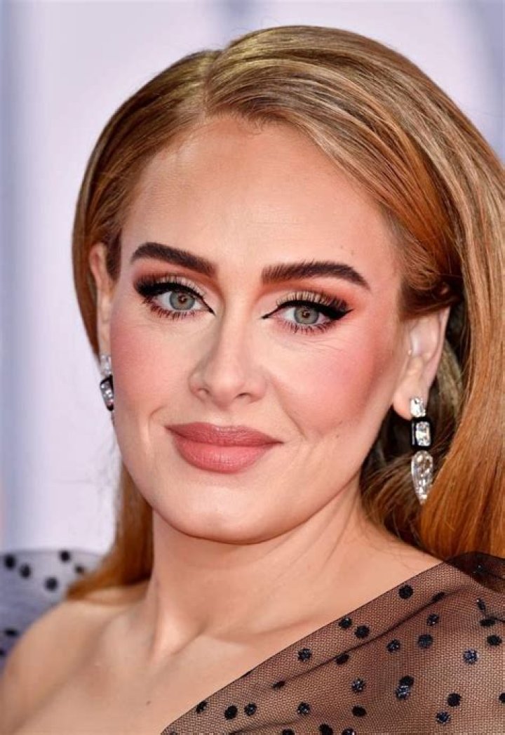 Adele’s Brit Awards Hair & Makeup — Thick Eyeliner & Red Lips – Hollywood Life