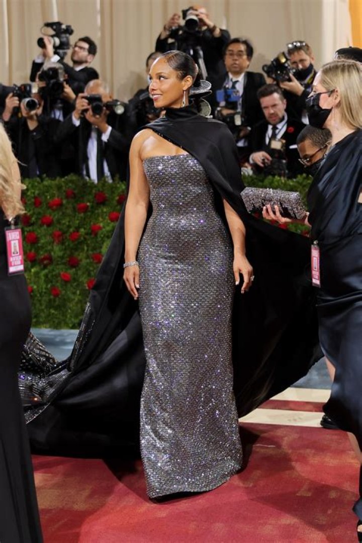 Alicia Keys’ Dress At Grammys 2019 — Gorgeous Red Gown – Hollywood Life