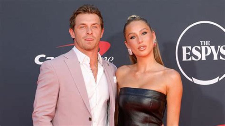 Alix Earle Documents Bahamas Vacation With Boyfriend Braxton Berrios – Hollywood Life