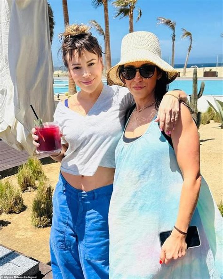 Alyssa Milano Rocks A Strapless Bathing Suit On Family Vacation: Pics – Hollywood Life
