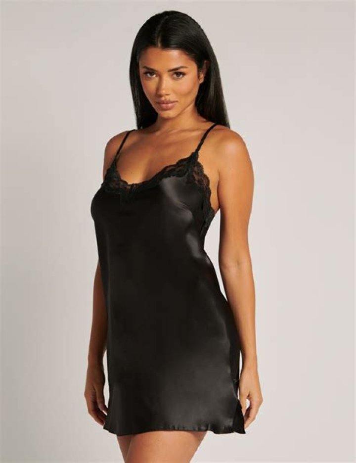 Amelia Hamlin’s Black Lace Lingerie For Boux Avenue Ad – Photos – Hollywood Life