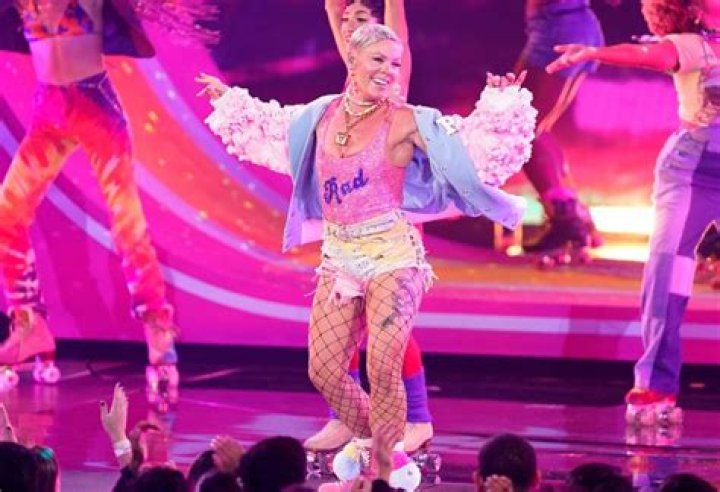 Photos From The AMAs – Hollywood Life