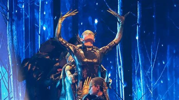 Mayyas Steals The Show – Hollywood Life