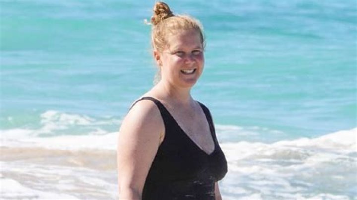 Amy Schumer Rocks Black Swimsuit On St Bart’s Beach At Christmas – Hollywood Life