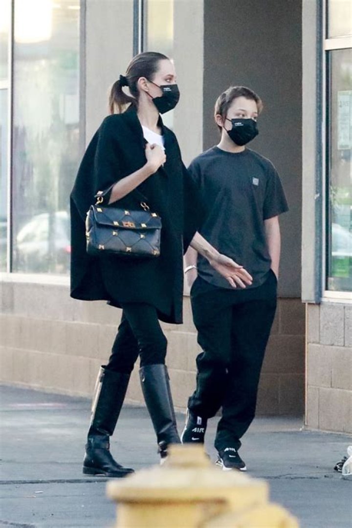 Angelina Jolie & Son Knox Go Christmas Shopping: Photos – Hollywood Life