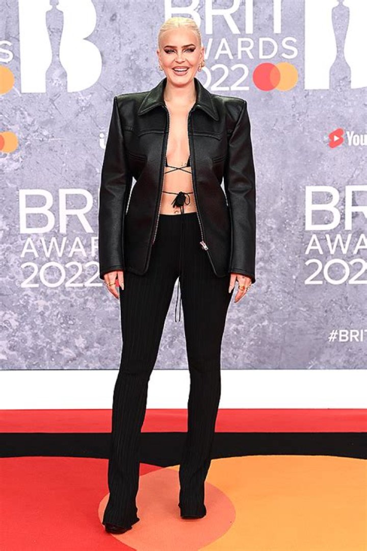 Anne-Marie Falls During 2022 BRIT Awards performance – Hollywood Life