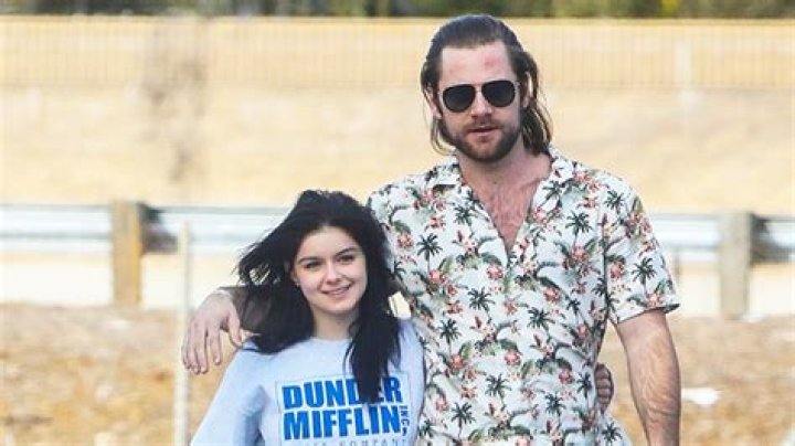 Ariel Winter Sits On BF Luke Benward’s Lap In Sweet Pics With Sarah Hyland & Wells Adams 