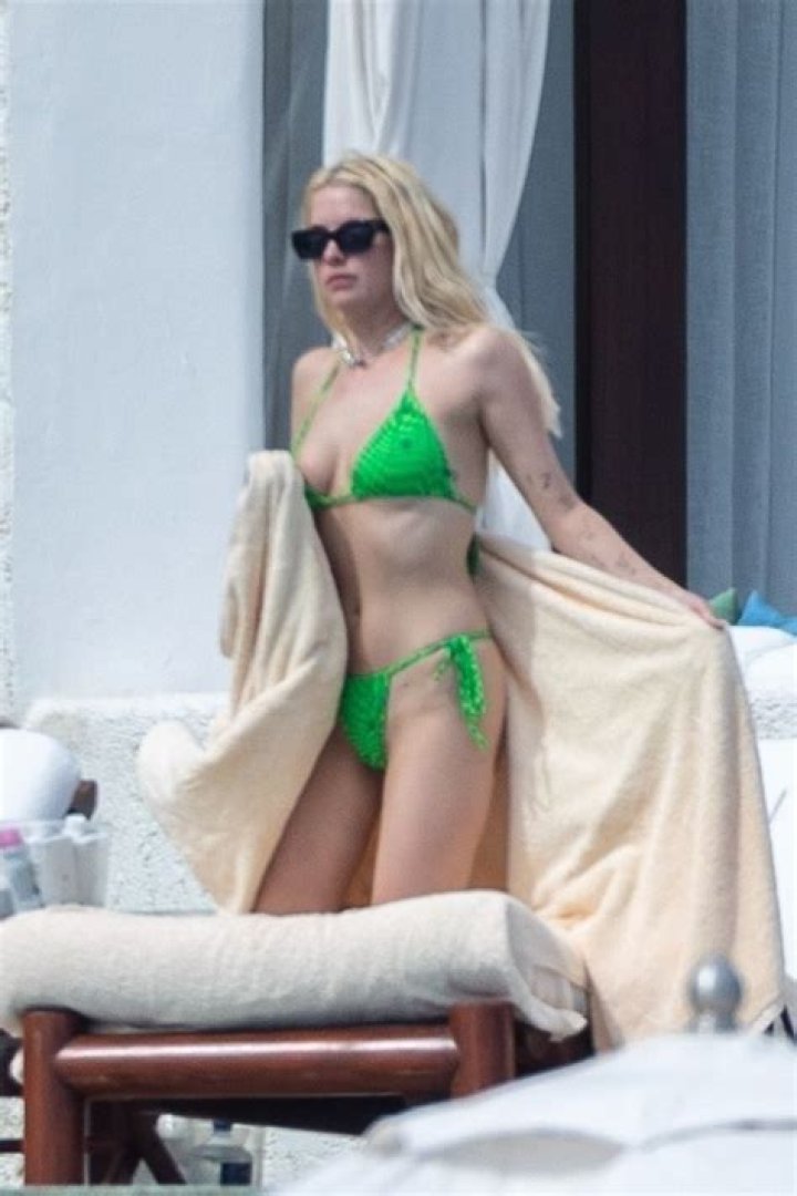 Ashley Benson Wears Bikini & Kisses Brandon Davis In Mexico: Photos – Hollywood Life