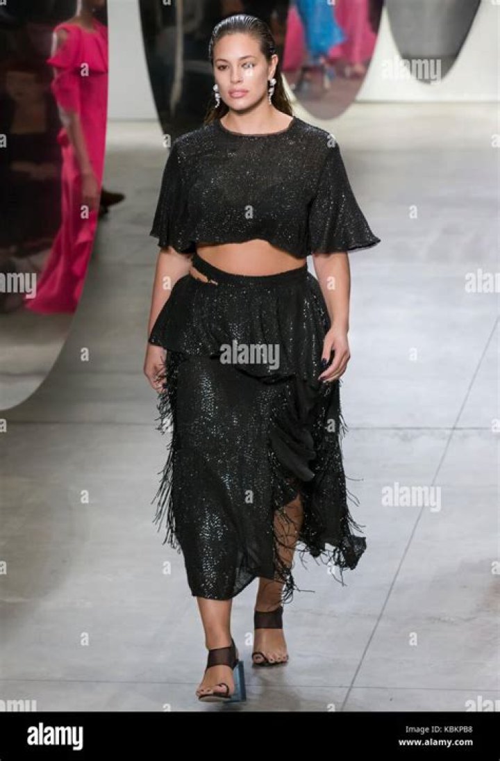 Full-Figured Women Walk Runway – Hollywood Life