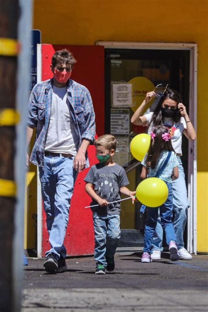 Ashton Kutcher & Mila Kunis Take Kids Wyatt & Dimitri For Haircuts – Hollywood Life