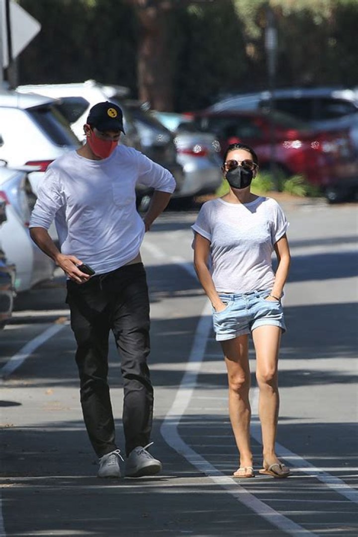 Ashton Kutcher & Mila Kunis Wear Matching Shirts At Breakfast Outing – Hollywood Life