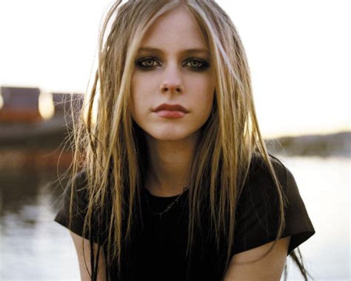 Avril Lavigne – Hollywood Life