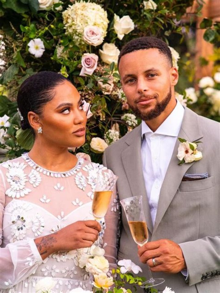 Steph & Ayesha Curry Renew Their Vows With Daughter Riley, 9, Officiating – Stunning Photo