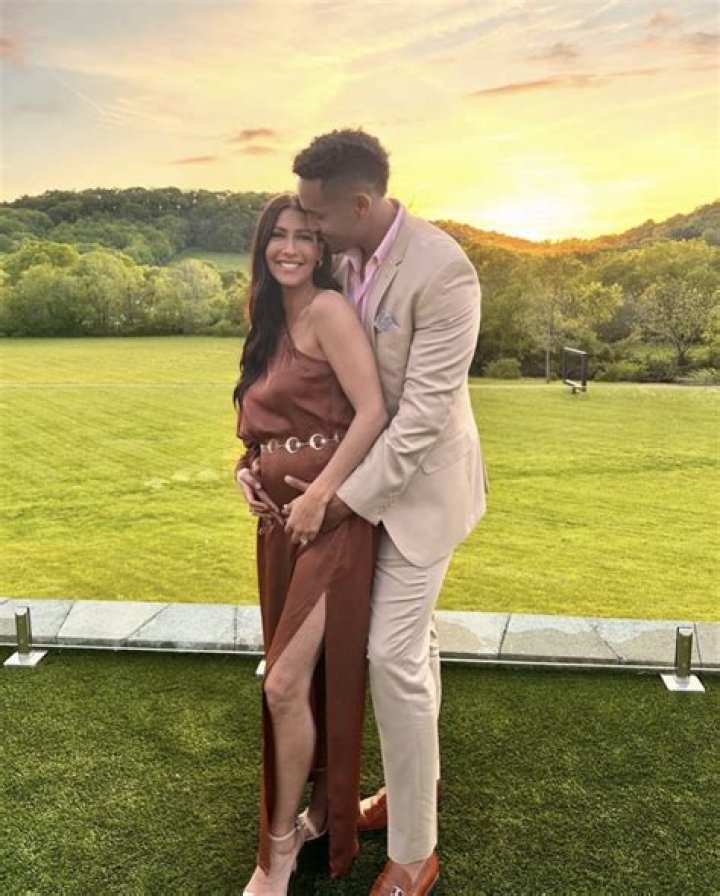 ‘Bachelorette’ Star Becca Kufrin Pregnant & Expecting 1st Baby With Thomas Jacobs