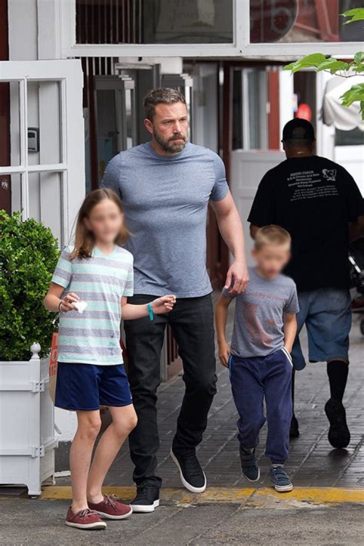 Ben Affleck Looks Buff In T-Shirt & Jeans While Shopping With His Kids – Hollywood Life