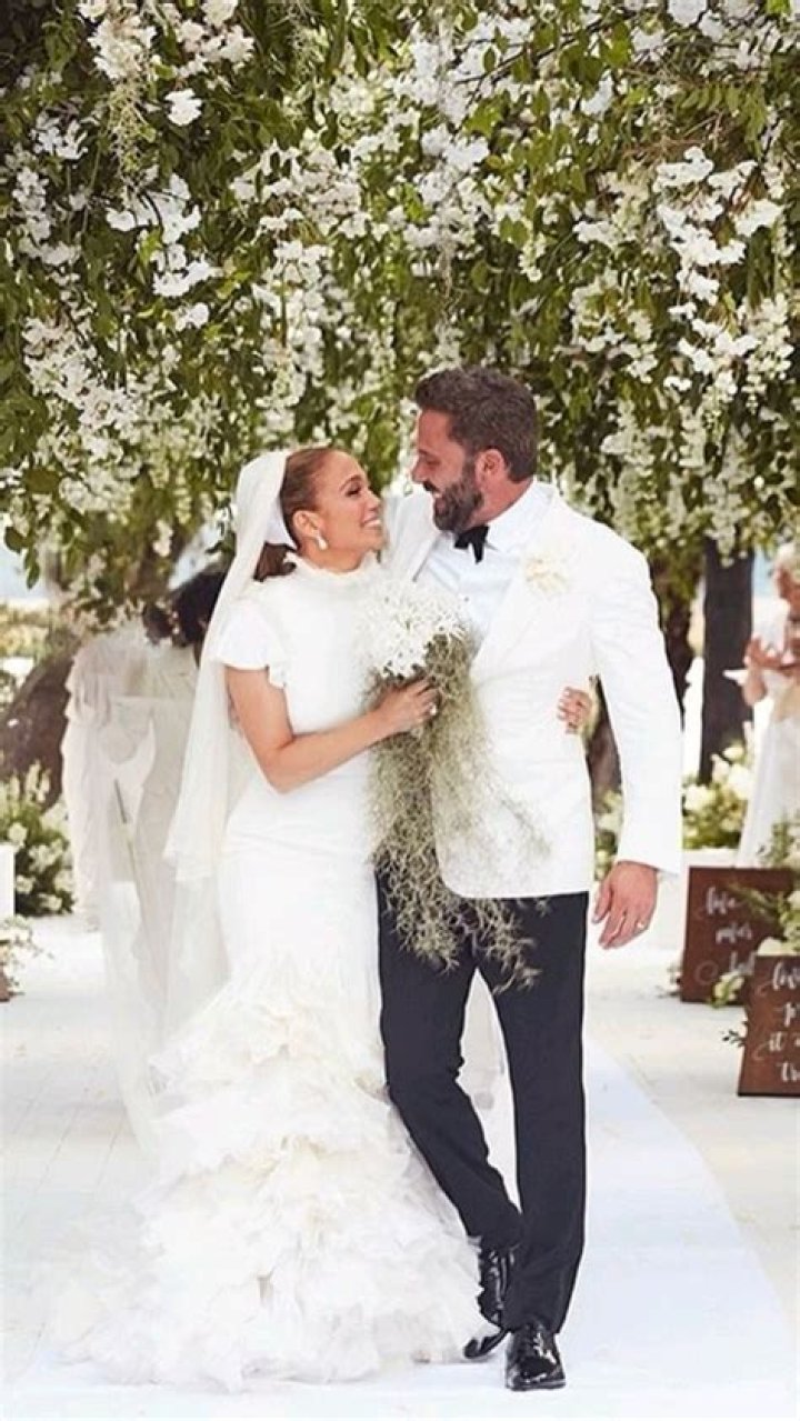 Ben Affleck Kisses Jennifer Lopez After Romantic Las Vegas Wedding: Photos