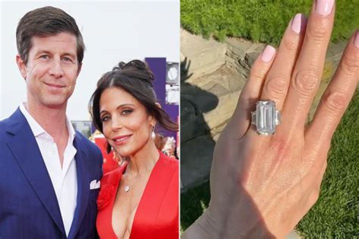 Bethenny Frankel Flashes Huge Rock On Wedding Finger & Fans Suspect She’s Engaged: ‘I See A Ring’