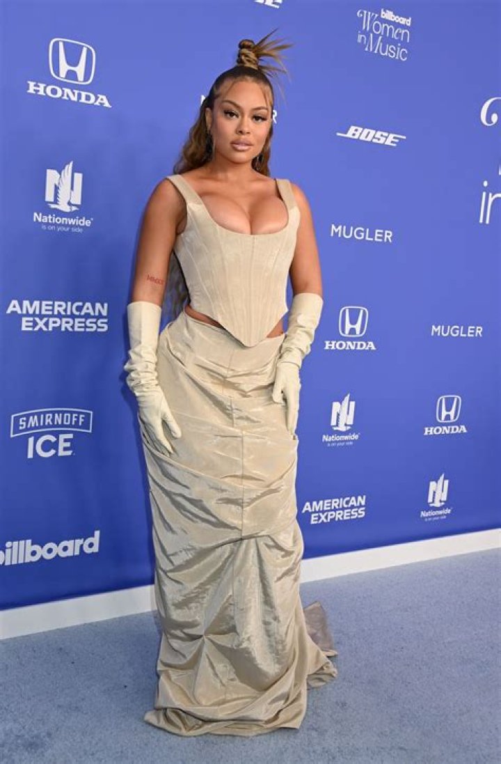 Beyonce’s Fans Think She’s Mom Tina’s Twin With Curly Hair At ‘Billboard Women In Music’ — Watch