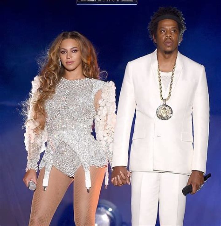 Beyoncé Rocks Flared Jeans In PDA Photos With Jay-Z – Hollywood Life