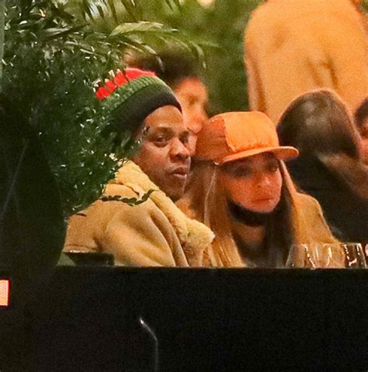 Beyonce & JAY-Z Bundle Up & Leave The Kids At Home For Outdoor Dinner Date In NYC