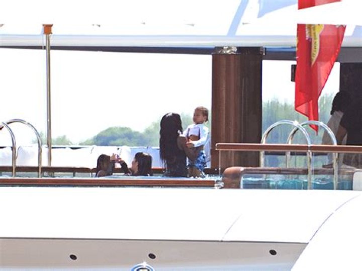 Beyonce & Jay-Z Watch Twins In Yacht Pool On Family Vacation – Hollywood Life