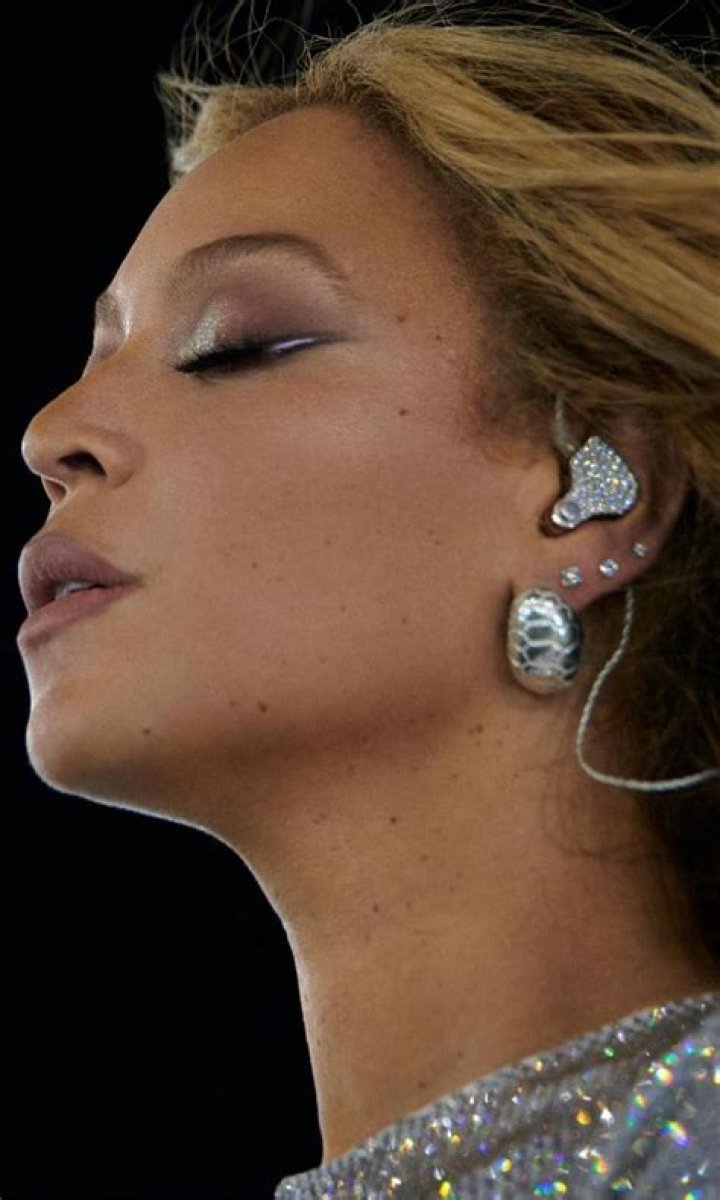 Beyonce Paid Tribute To Black Panther Party & Wore $6.8 Million In Jewels At Grammys