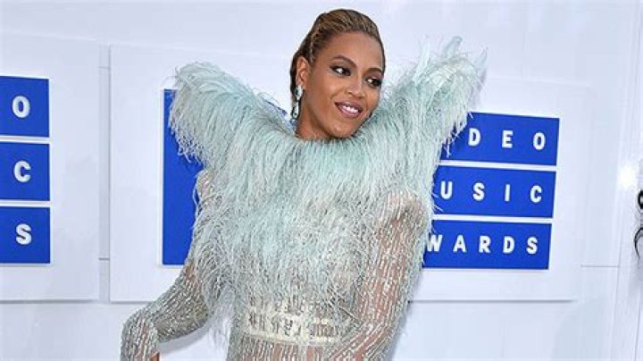 Beyonce Looks Like Daughter Blue Ivy In Throwback Salon Photo – Hollywood Life