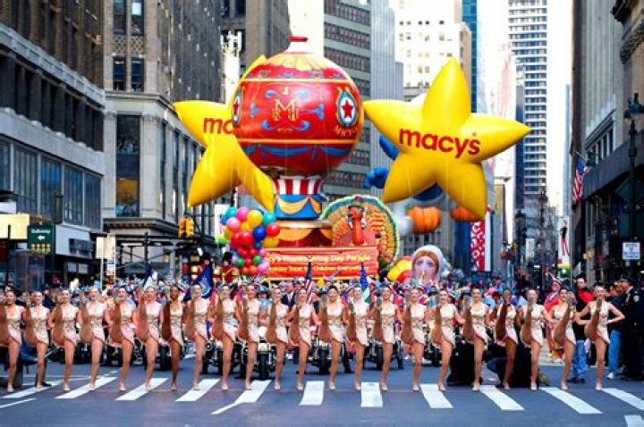 Beyoncé Looks Gorgeous in Surprise Macy’s Thanksgiving Day Parade Appearance