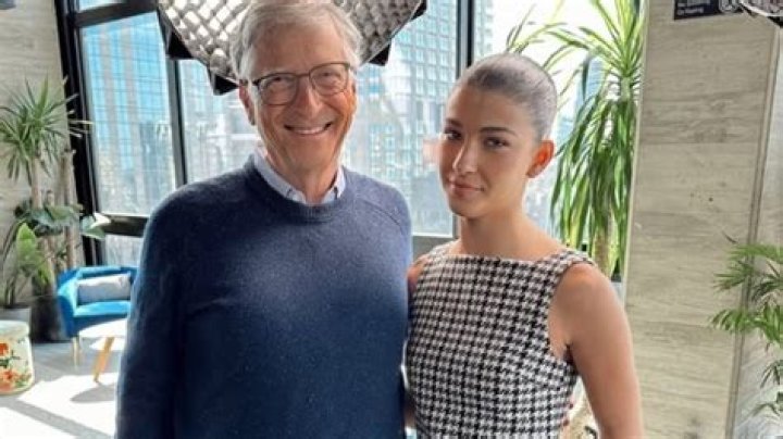 Bill Gates’ Daughter Phoebe Receives Sweet Kiss From Boyfriend: Photo – Hollywood Life