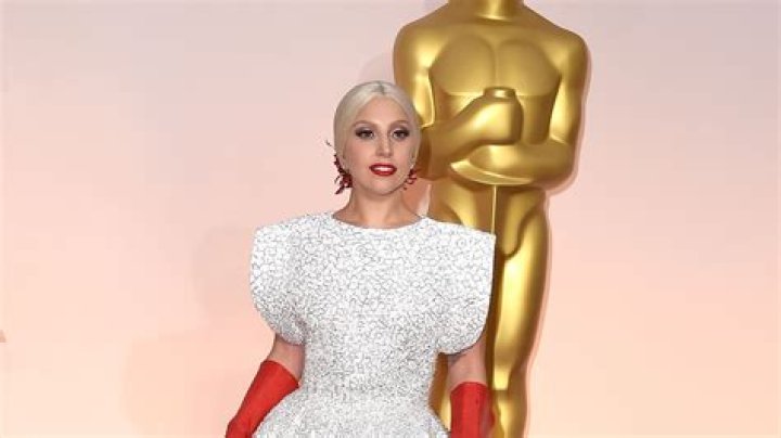 Billie Eilish Flips Off Hater Who Trashed Her Oscars Gown – Hollywood Life