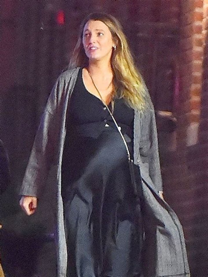 Pregnant Blake Lively Bundles Up In New York: Photos – Hollywood Life