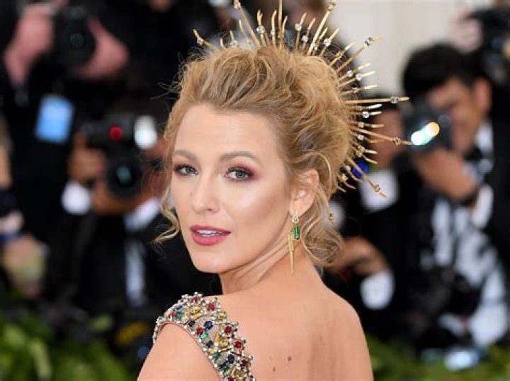 Blake Lively Goes Makeup-Free While Out & About With Husband Ryan Reynolds: Photos