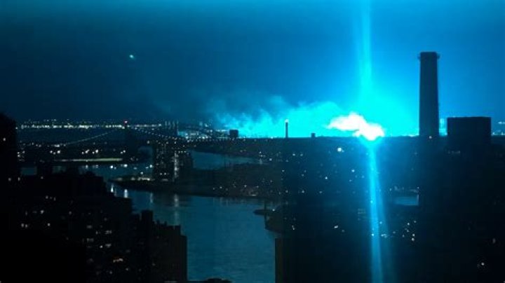 Blue Light Power Plant Explosion In New York — PICS – Hollywood Life