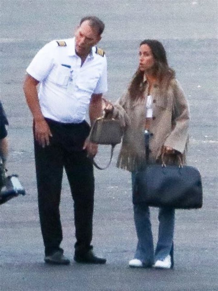 Brad Pitt & Jennifer Aniston Miss Reuniting At Airport: Photos – Hollywood Life