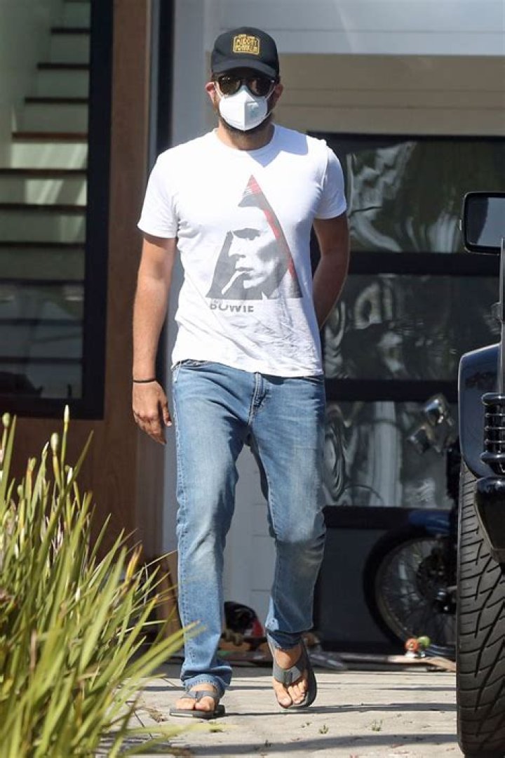 Bradley Cooper Rocks David Bowie T-Shirt At The Beach 2 Days After Reunion With Jennifer Garner