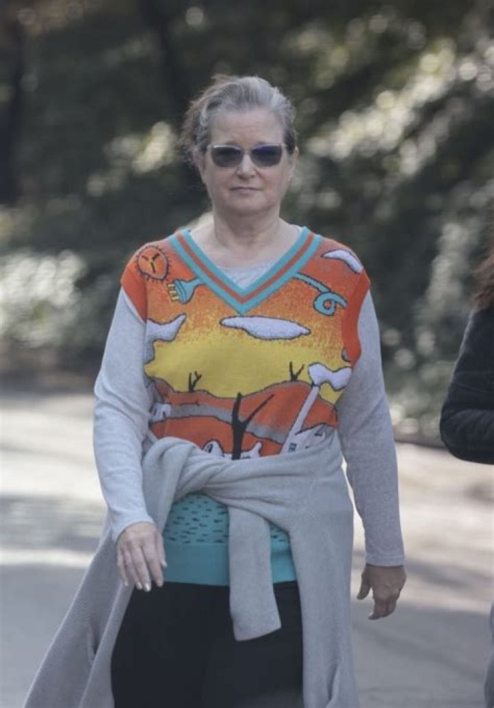 See Photos Of The 90s Actress – Hollywood Life