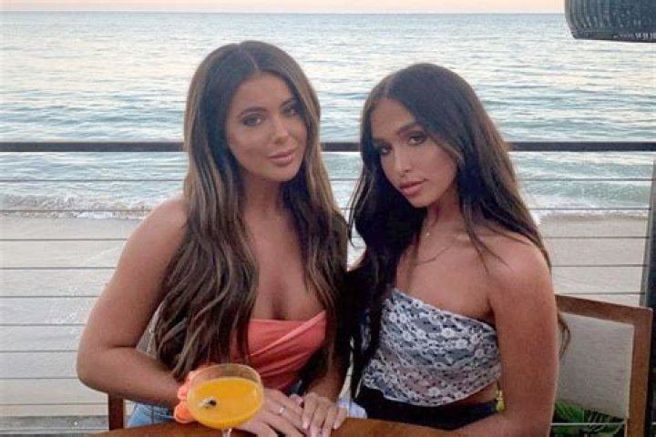 Brielle & Ariana Biermann Look Like Literal Twins With Matching Dark Hair & Sultry Lips — Pics