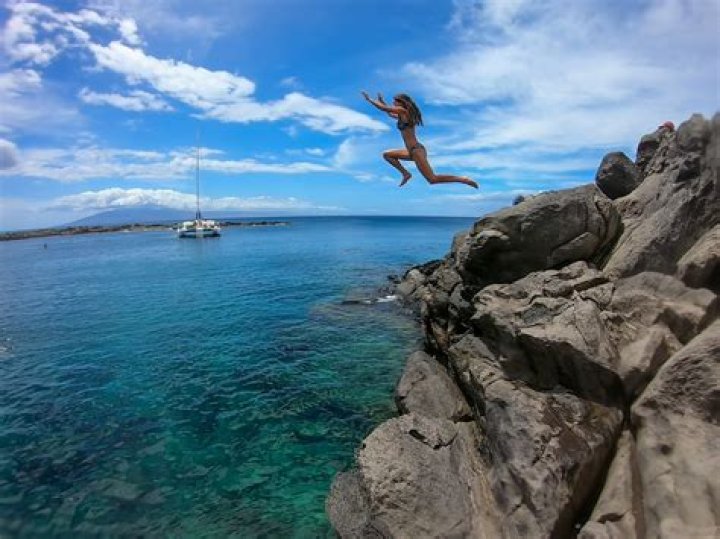 Britney Spears Goes Cliff Jumping On Maui With Boyfriend Sam Asghari – Hollywood Life
