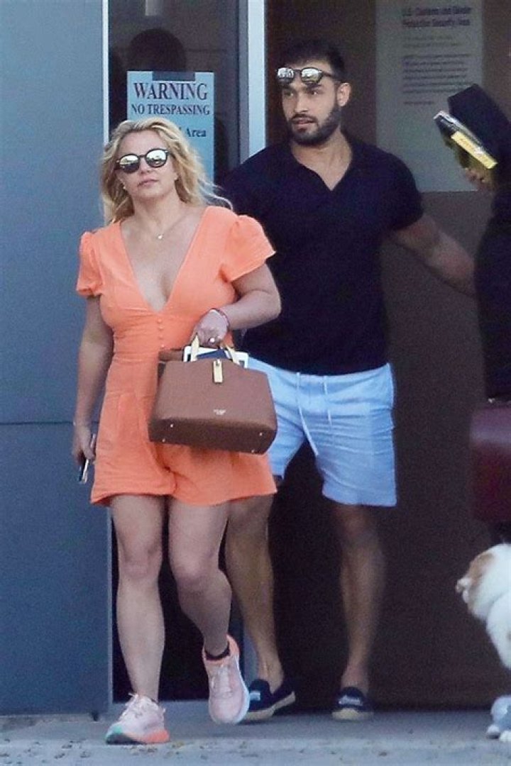 Britney Spears Covers Her Stomach With Her Purse 3 Days Before Announcing Pregnancy