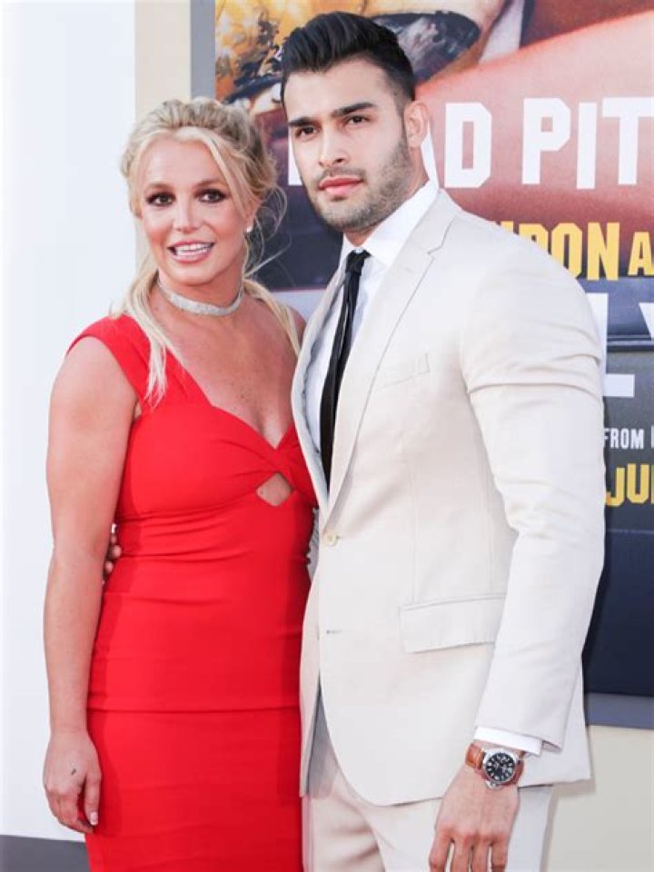 Britney Spears Dances In Bikini With Manager Wearing No Ring: Video – Hollywood Life