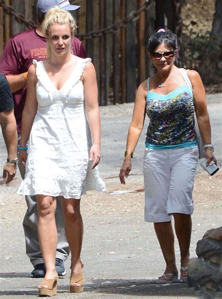 Britney Spears’ Feelings About Whether She Wants Relationship With Mom & Sister Jamie Lynn