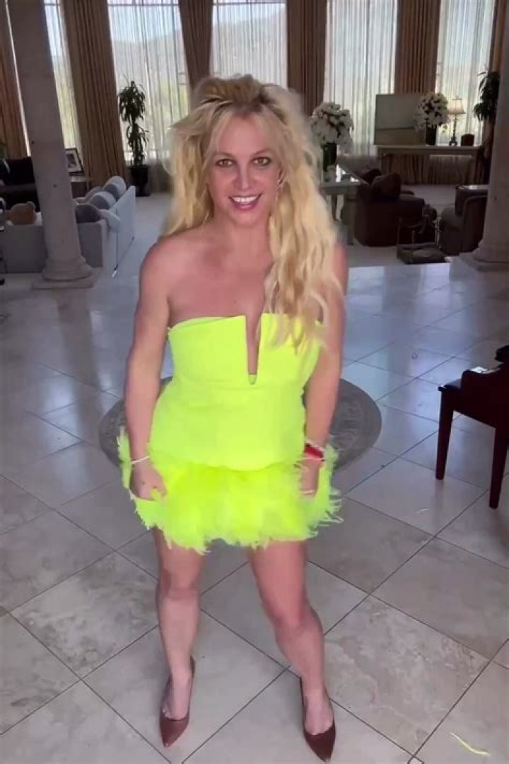 Britney Spears In Neon Green Mismatched On Beach: Video – Hollywood Life