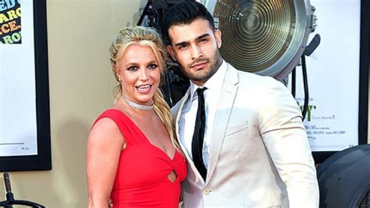 Britney Spears’ Boyfriend Sam Asghari Posts & Deletes Ring Photos – Hollywood Life