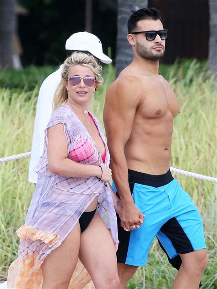 Britney Spears’ BF Sam Asghari Runs Shirtless Along The Beach In Maui – Hollywood Life