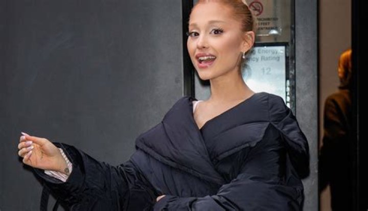 She Fires Back After Fans Fake Feud – Hollywood Life