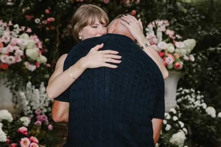 Celebrities React to Taylor Swift and Travis Kelce’s Relationship – Hollywood Life