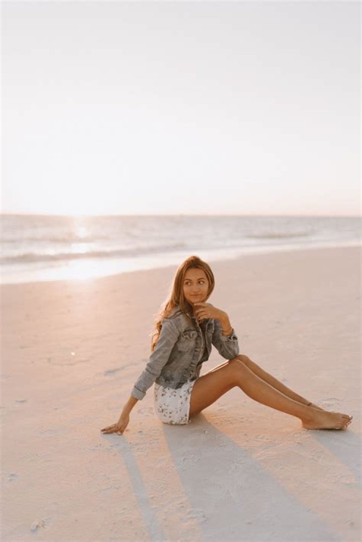 WomenSpreading: Bella Thorne, Bella Hadid & More Start Powerful Pose Trend On Instagram