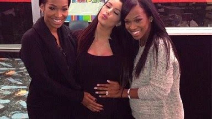 [PICS] Celebrities Baby Bumps Grabbed — People Rubbing Pregnant Celebs’ Bellies – Hollywood Life