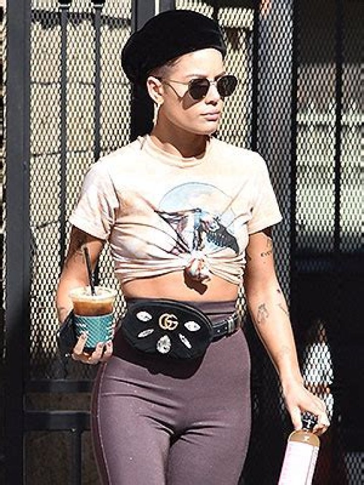 Celebs Wearing Fanny Packs – Pics